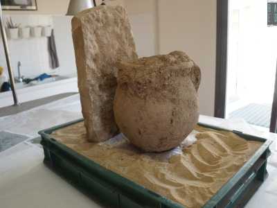 � stata trovata assieme a una lastrina calcarea che doveva servire da cippo funerario per segnalare la presenza della sepoltura